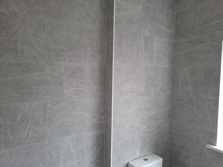 Internal corner with mitred trim and a consistent vein pattern