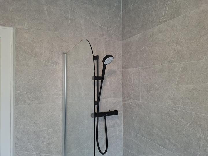 Shower over bath, tiled floor to ceiling with level joints