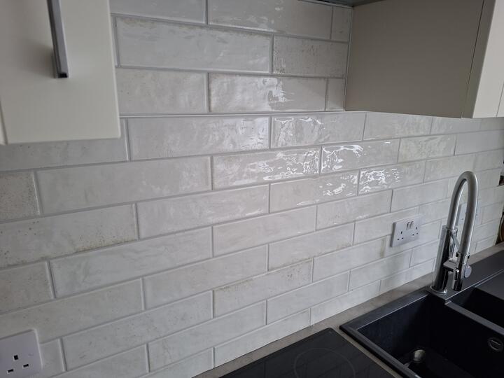 Kitchen splashback in white handmade-look metro tiles
